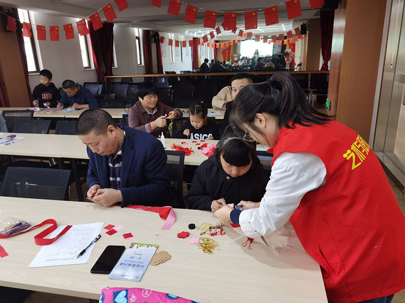 科学家教社区行之布艺古风发饰制作