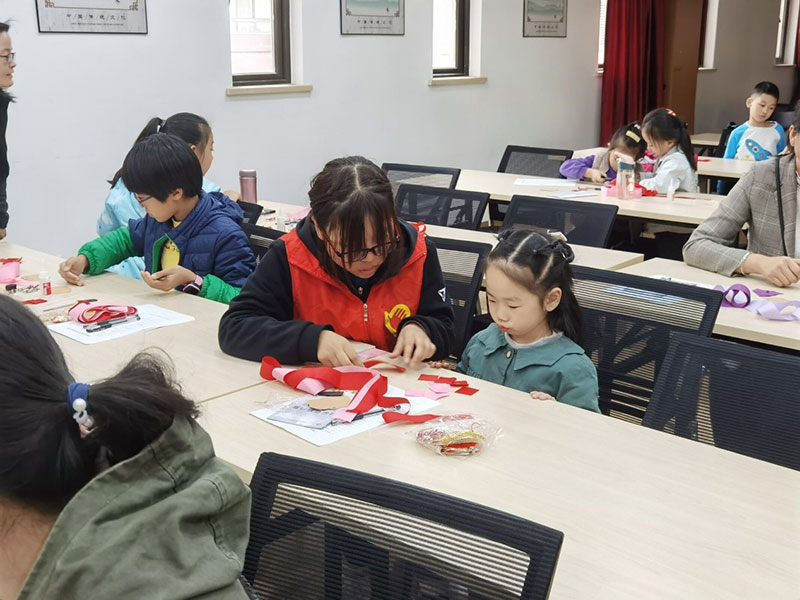 科学家教社区行之布艺古风发饰制作