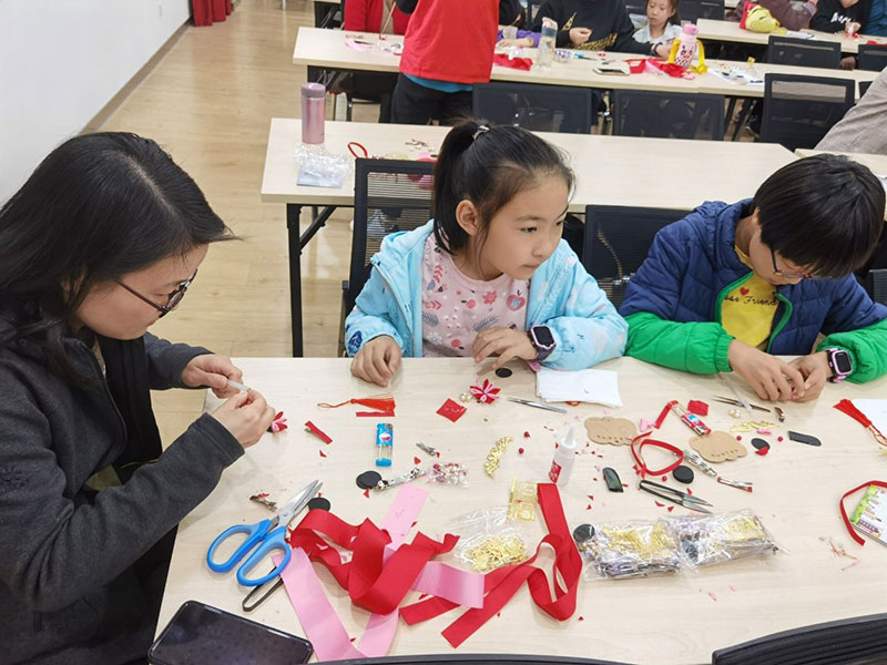 科学家教社区行之布艺古风发饰制作