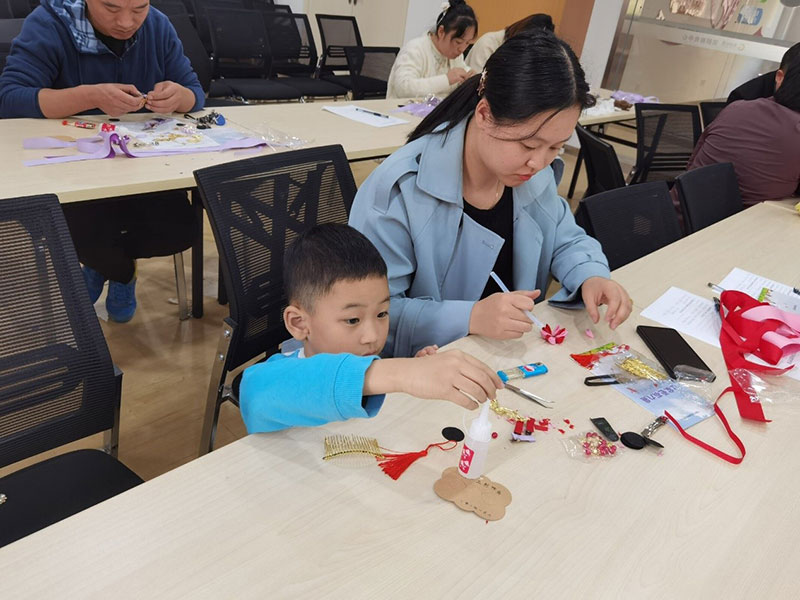 科学家教社区行之布艺古风发饰制作